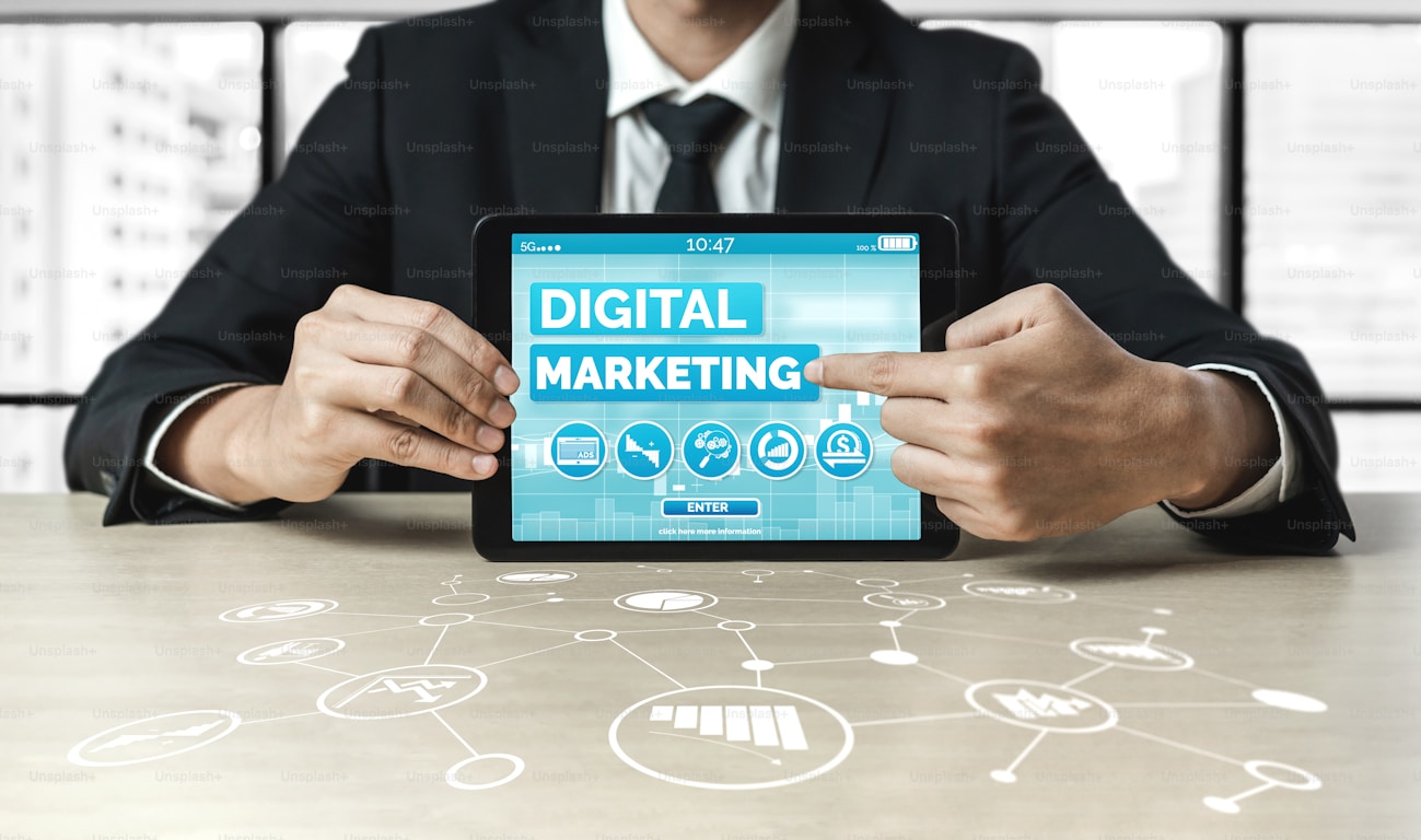Người dùng máy tính bảng hiển thị sơ đồ Digital Marketing